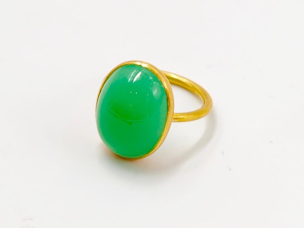 Scrives 11.25 Carat Chrysoprase 'Green Chalcedony' Cabochon 22 Karat Gold Ring In New Condition In Paris, Paris