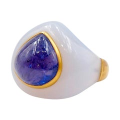 Scrives 11.25 ct Tanzanite Cabochon Blue Chalcedony 22 karat Gold Cocktail Ring 