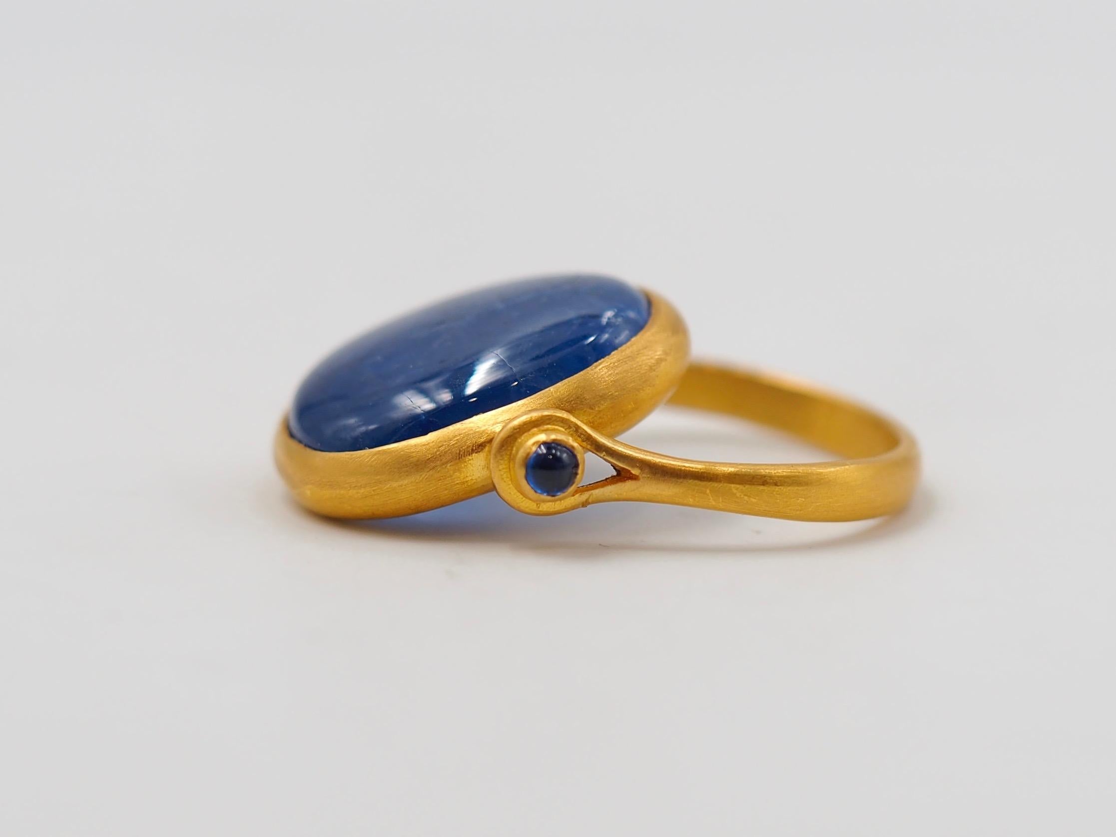 Classical Roman Scrives 15.43 Carat Natural Blue Sapphire Cabochon 22 Karat Gold Turning Ring