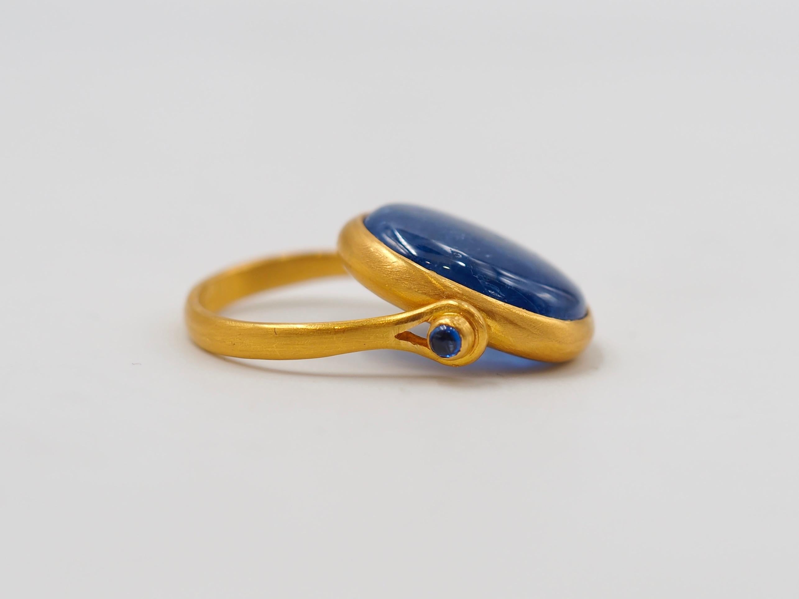 Oval Cut Scrives 15.43 Carat Natural Blue Sapphire Cabochon 22 Karat Gold Turning Ring
