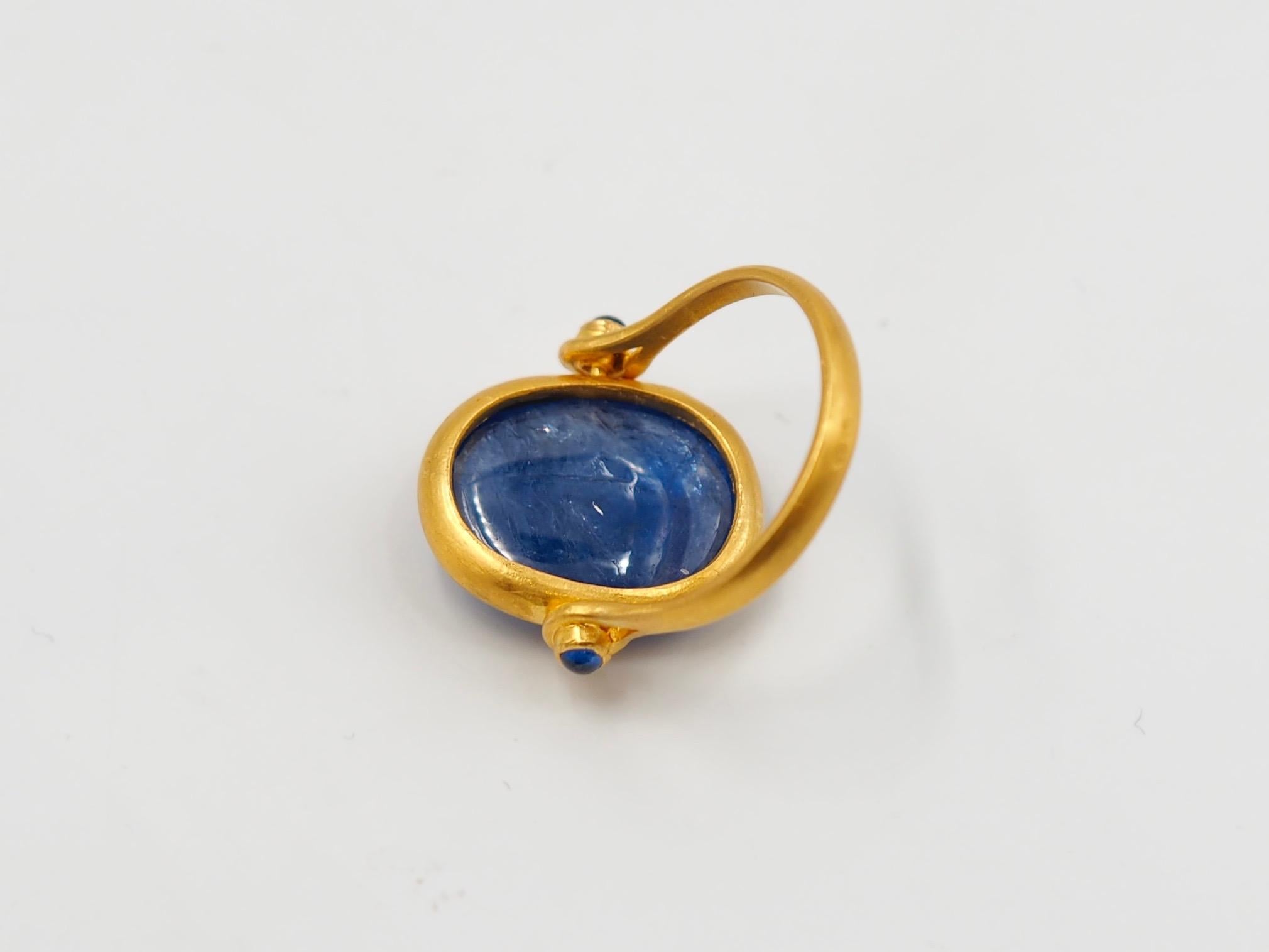 Scrives 15.43 Carat Natural Blue Sapphire Cabochon 22 Karat Gold Turning Ring 1