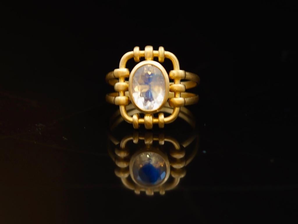 Scrives 1.68 Carat Moonstone 22 Karat Gold Coktail Handmade Ring For Sale 5