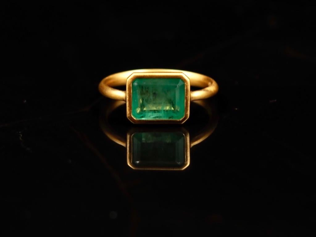 Contemporain Scrives 1.94 Carat Emerald Faceted 22 Karat Gold Cluster Handmade Ring en vente