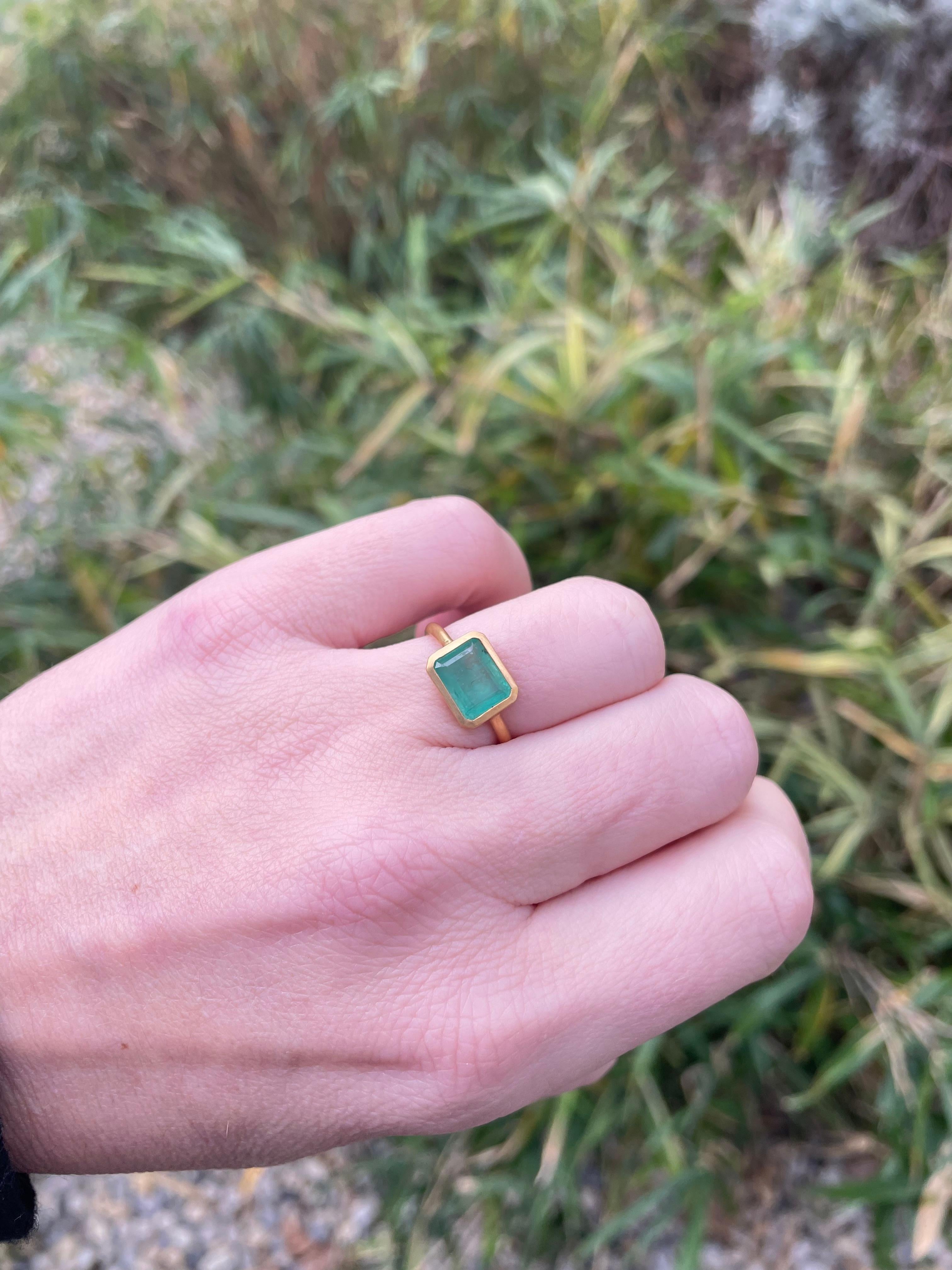 Taille émeraude Scrives 1.94 Carat Emerald Faceted 22 Karat Gold Cluster Handmade Ring en vente
