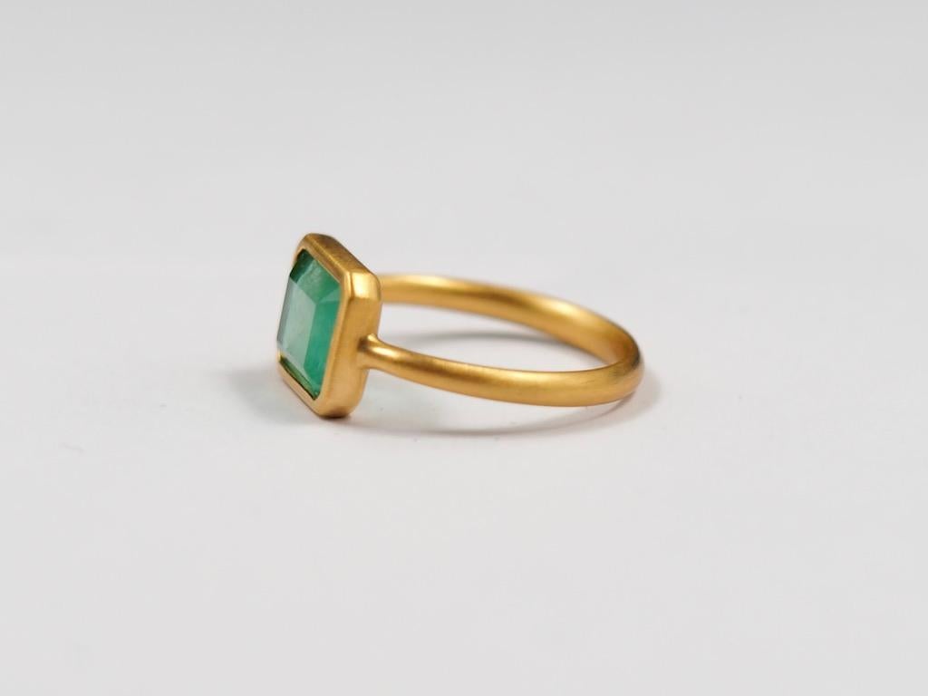 Scrives 1.94 Carat Emerald Faceted 22 Karat Gold Cluster Handmade Ring In New Condition For Sale In Paris, Paris