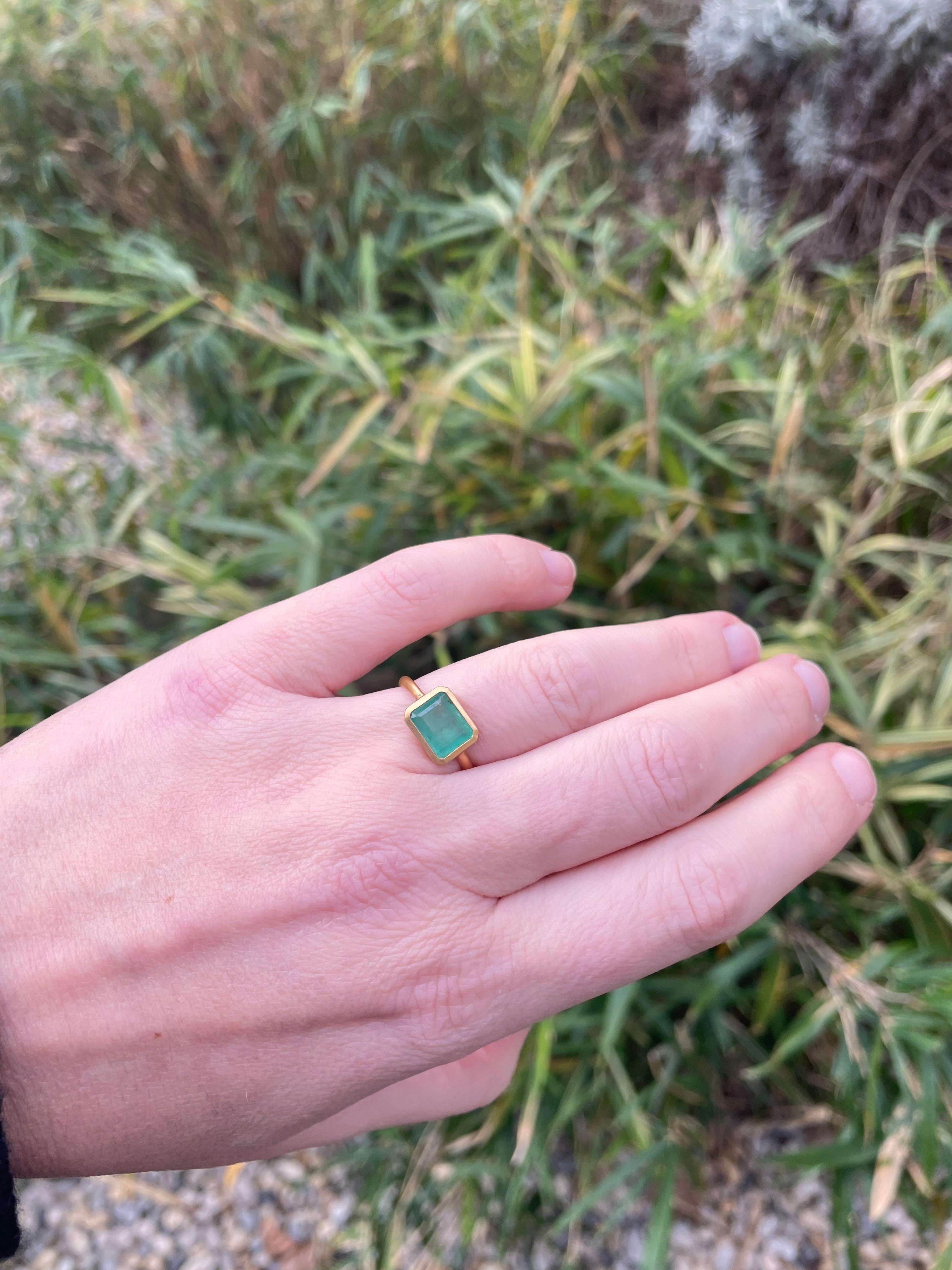 Scrives 1.94 Carat Emerald Faceted 22 Karat Gold Cluster Handmade Ring Unisexe en vente