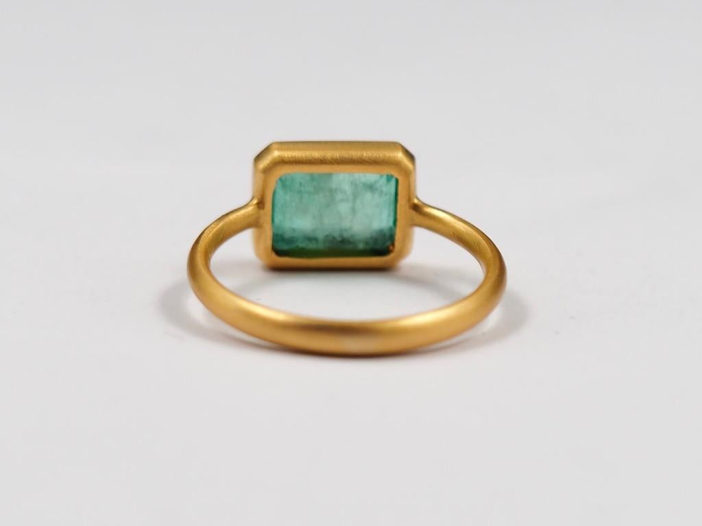Scrives 1.94 Carat Emerald Faceted 22 Karat Gold Cluster Handmade Ring For Sale 1