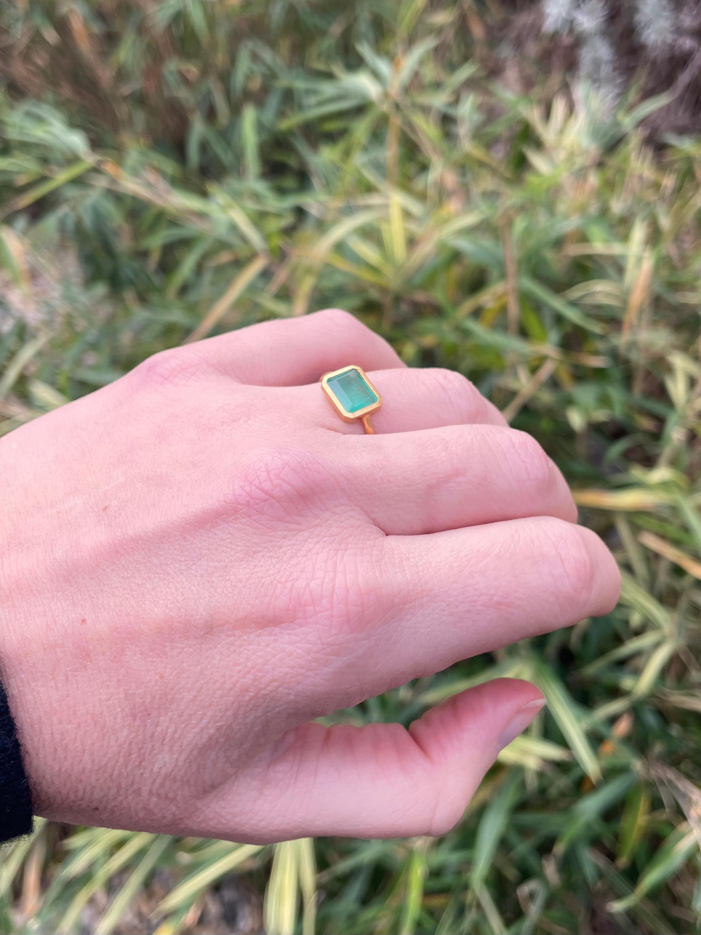 Scrives 1.94 Carat Emerald Faceted 22 Karat Gold Cluster Handmade Ring For Sale 2