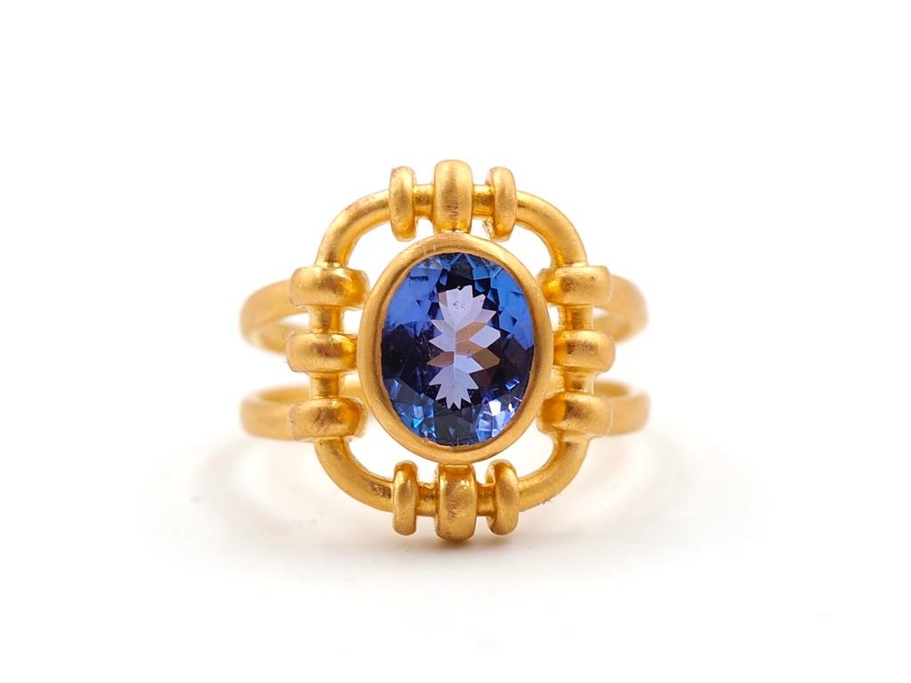 This intemporal ring, designed by Scrives, is composed of a Tanzanite of 2.15 carats (origin: Tanzania). The color is a strong and shiny deep blue. The stone is faceted in an oval shape. The tanzanite is natural with no-eye visible inclusions.

This