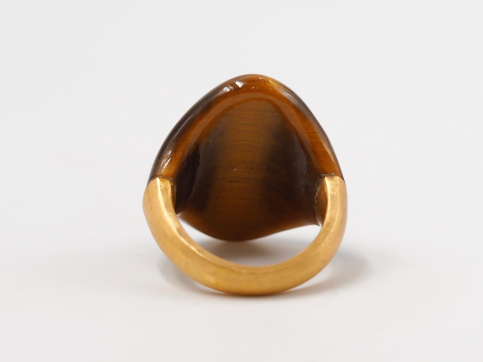 Scrives 24 Carat Tiger's Eye Cabochon 22 Karat Gold Cocktail Ring In New Condition In Paris, Paris