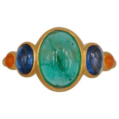 Scrives 2.78 Carat Emerald Rainbow Kyanite Cornaline Cabochon 22 Karat Gold Ring