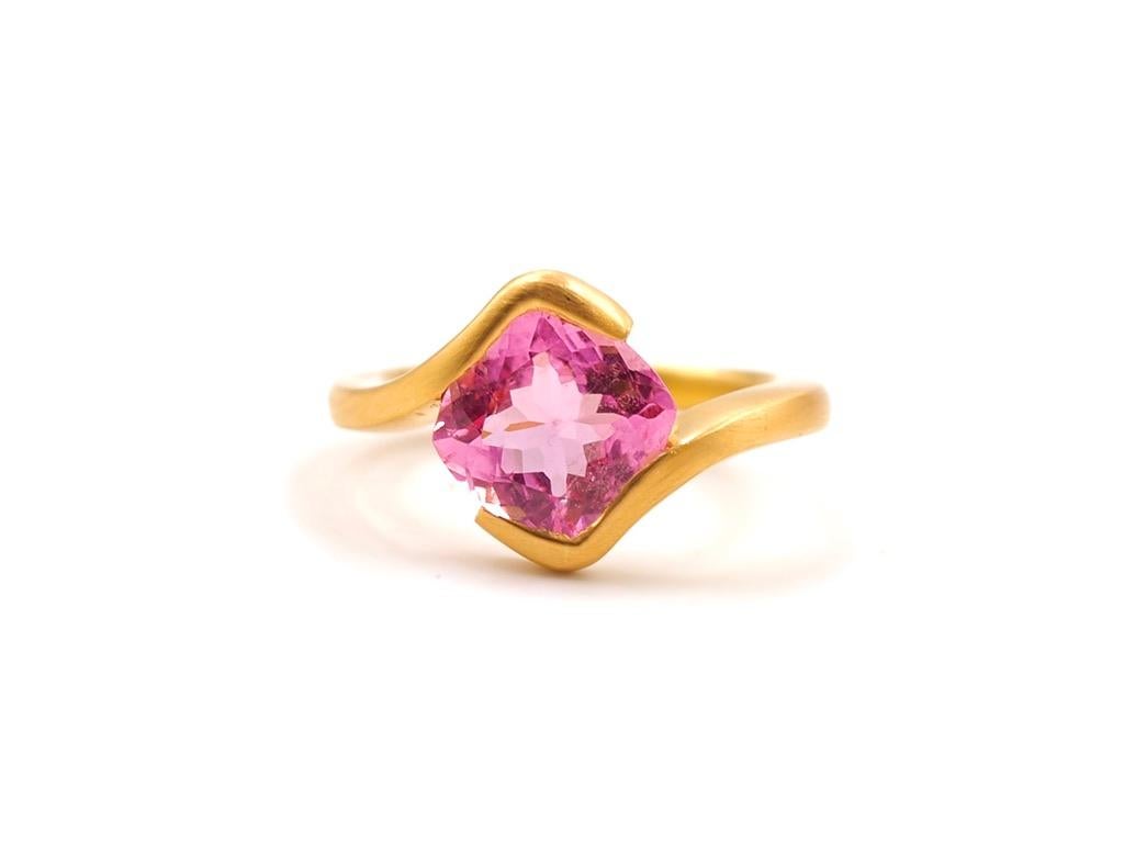 This modern ring, designed by Scrives, is composed of a hot pink Tourmaline of 2.78 carats. The color is a strong and shiny pink. The stone is faceted with in a cushion shape. The tourmaline is natural with no-eye visible inclusions and no