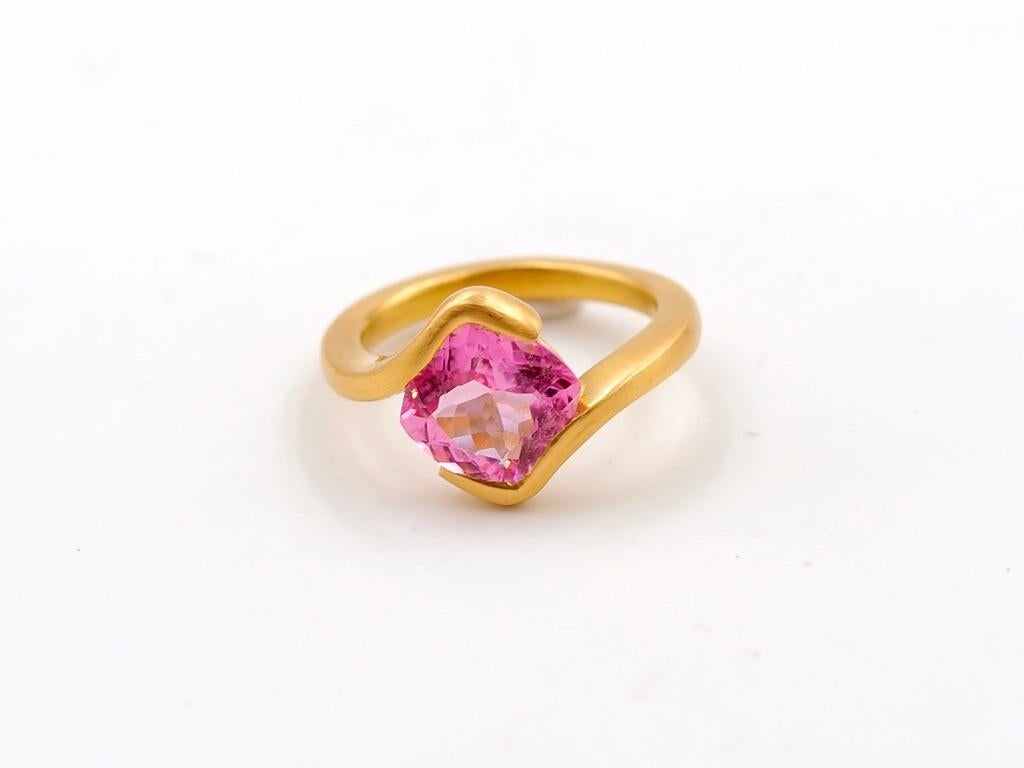 Scrives 2.78 Carat Hot Pink Tourmaline Cushion Shape 22 Karat Gold Cocktail Ring In New Condition For Sale In Paris, Paris