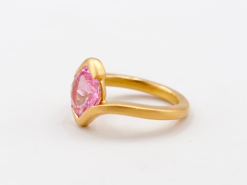 Scrives 2,78 Karat Hot Pink Turmalin Cushion Shape 22 Karat Gold Cocktail Ring im Angebot 2