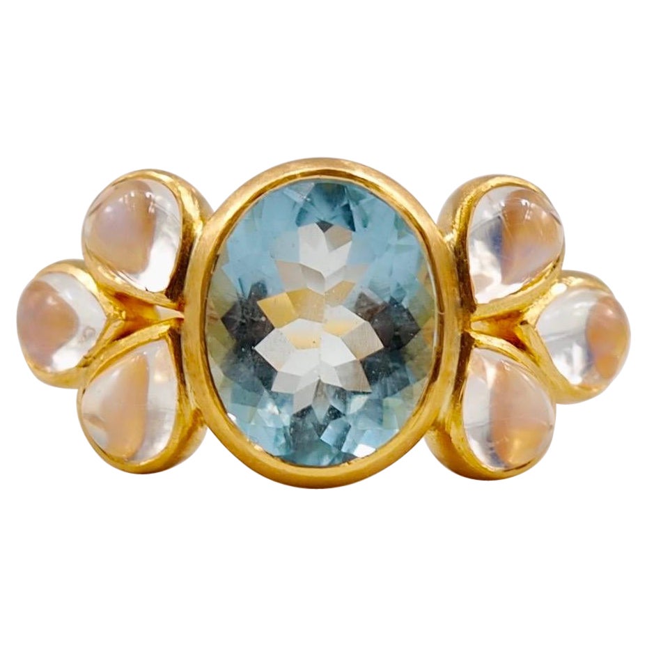 Cocktailring mit Schnörkeln, 2,86 Karat Aquamarin und 6 Mondsteinen, Cabochon aus 22 Karat Gold im Angebot