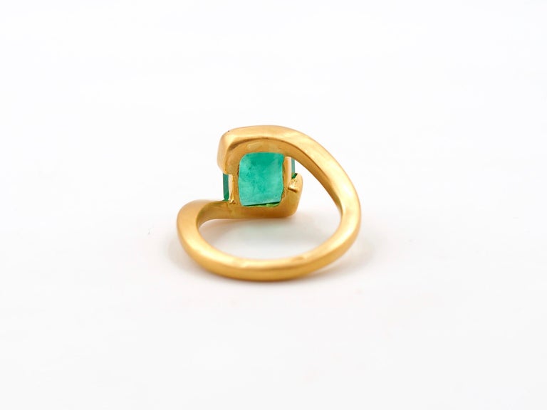Scrives 3.4 Carat Emerald Rectangular 22 Karat Gold Handmade Mat Finish Ring For Sale 5