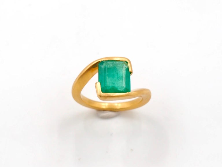 Scrives 3.4 Carat Emerald Rectangular 22 Karat Gold Handmade Mat Finish Ring For Sale 7