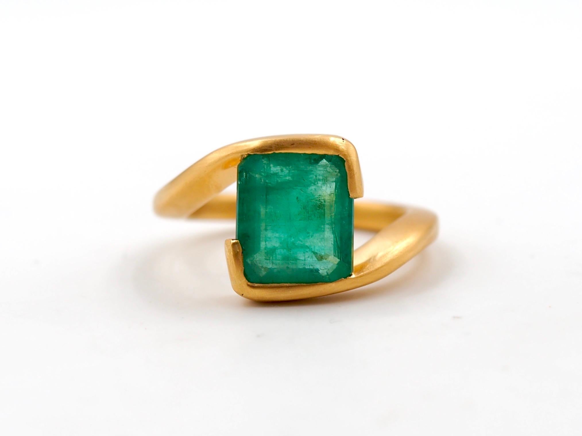 Dieser moderne Ring, entworfen von Scrives, besteht aus einem Smaragd (aus Sambia) von 3,4 Karat. Der Stein ist mit einem rechteckigen Smaragdschliff facettiert. Der Smaragd ist naturbelassen mit sichtbaren Einschlüssen und unbehandelt (wenig
