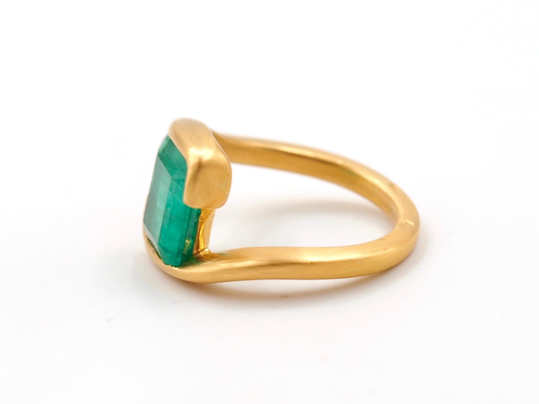 Scrives 3.4 Karat Smaragd Rechteckiger 22 Karat Gold Handgefertigter mattierter Ring für Damen oder Herren im Angebot