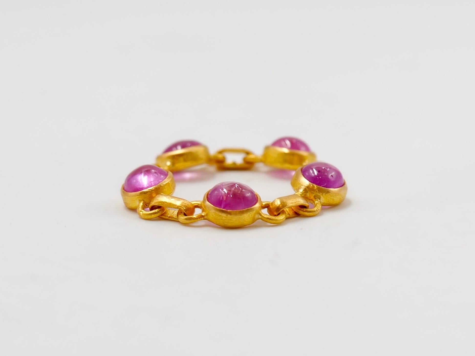 Scrives 3.4 Carat Hot Pink Sapphire Cabochon 22 Karat Gold Chain Ring In New Condition In Paris, Paris