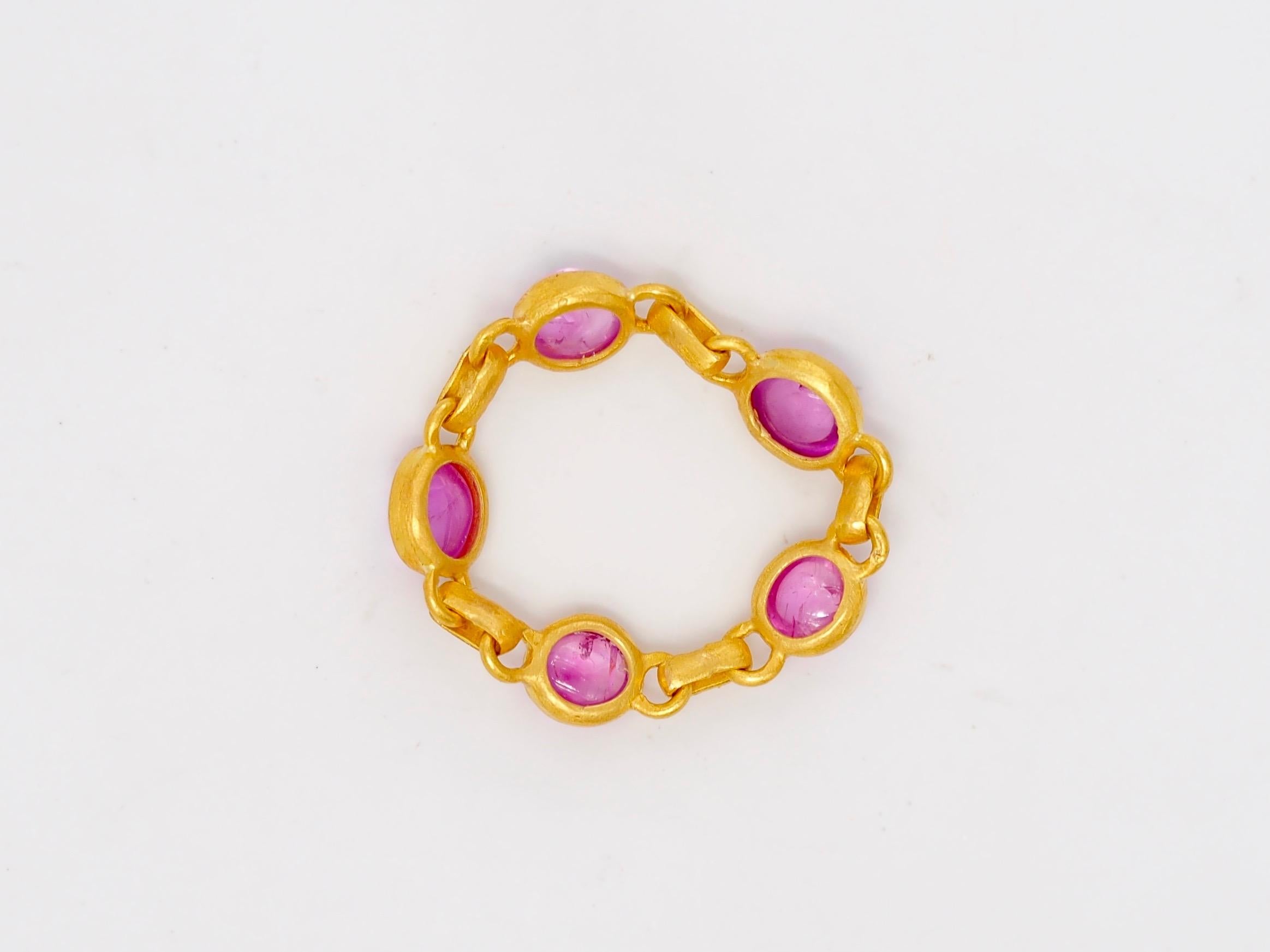 Women's or Men's Scrives 3.4 Carat Hot Pink Sapphire Cabochon 22 Karat Gold Chain Ring