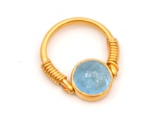 Scrives 3,74 Karat Aquamarin Cabochon Dreh-Cocktailring aus 22 Karat Gold mit Schnörkeln
