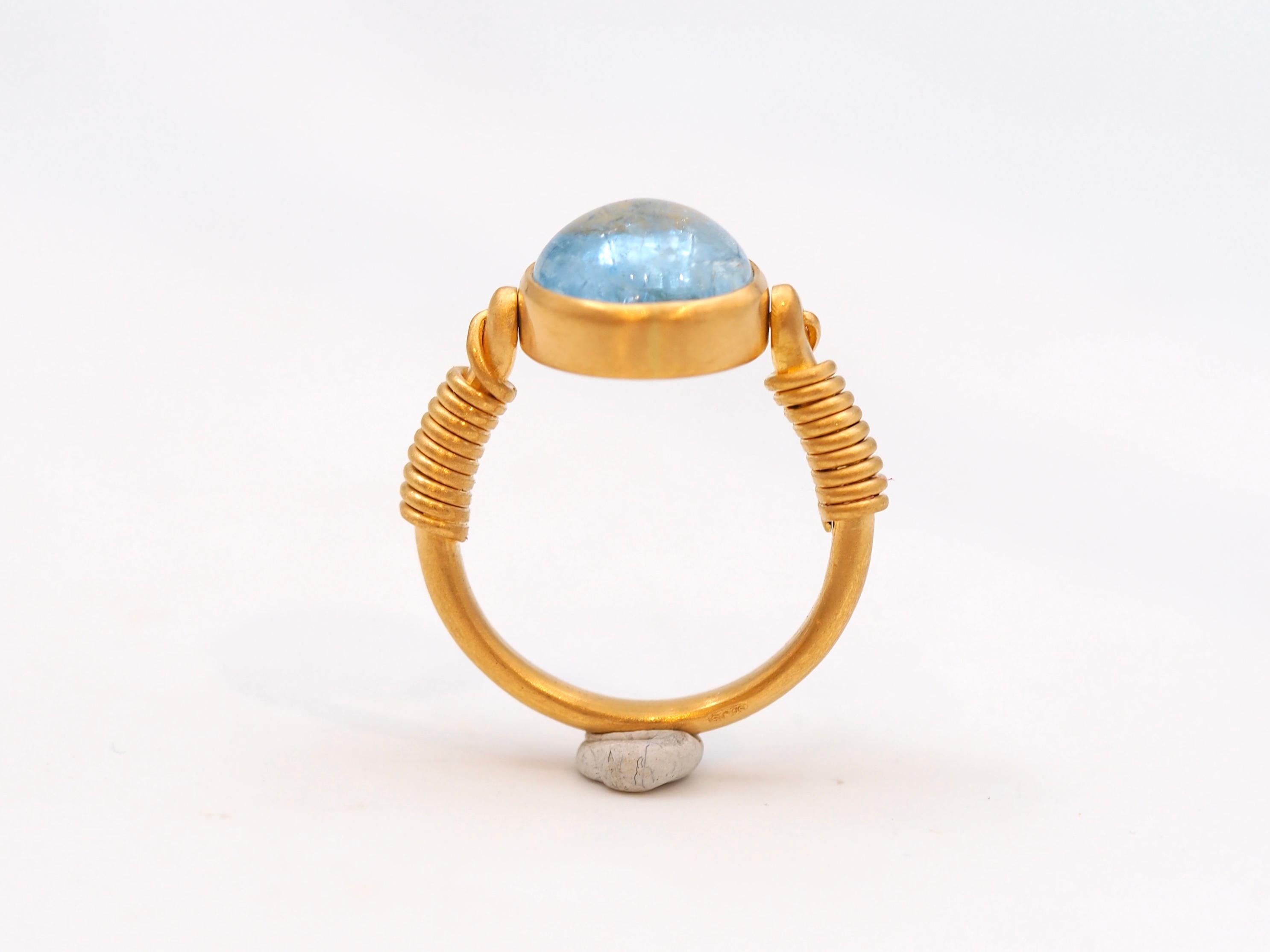 Scrives 3.74 Carat Aquamarine Cabochon Swivel 22 Karat Gold Cocktail Ring en vente 2