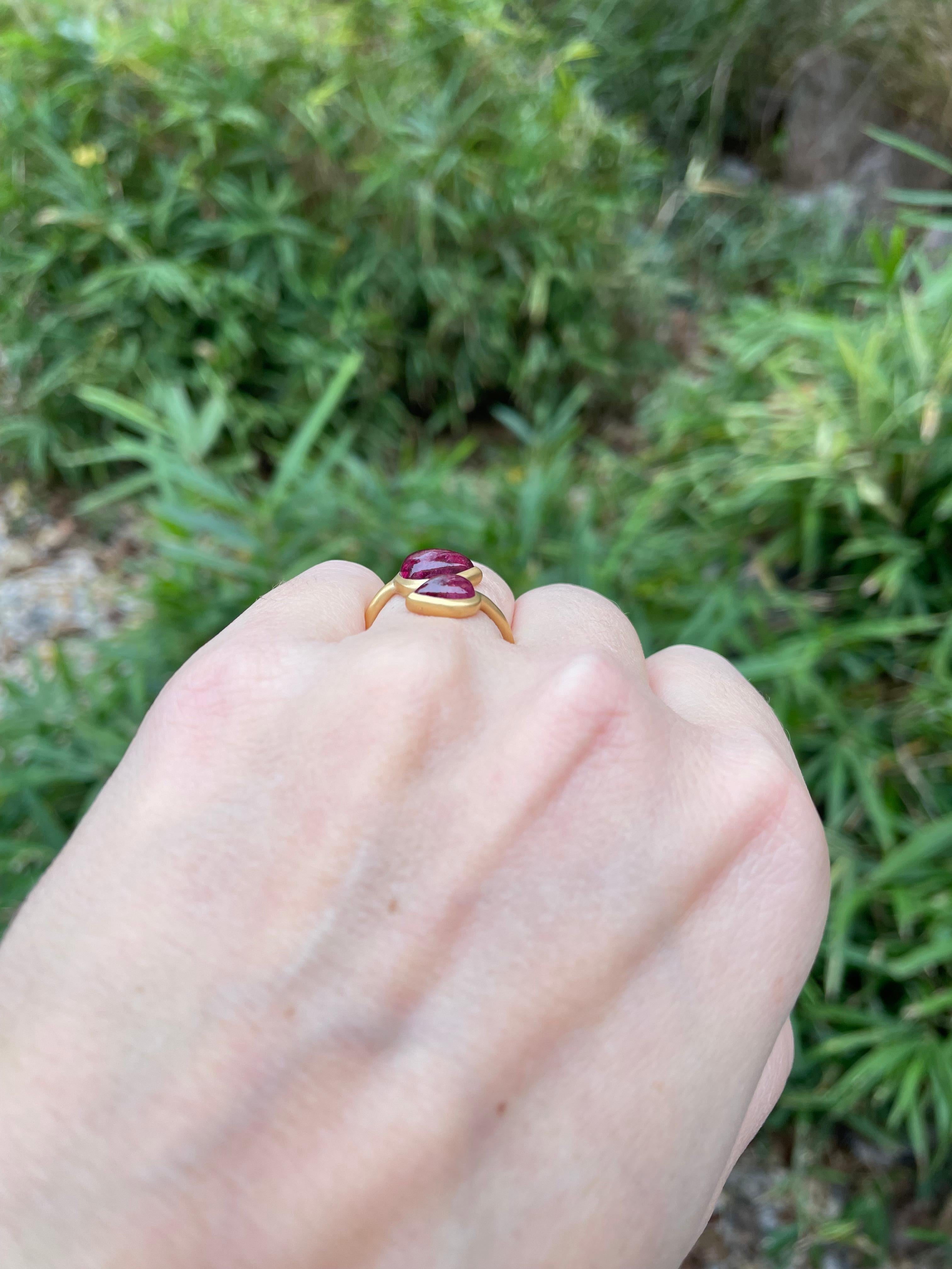 Scrives 3.93 carats Rubellites Cabochon toi & moi in 22 Karat Gold Handmade Ring For Sale 6