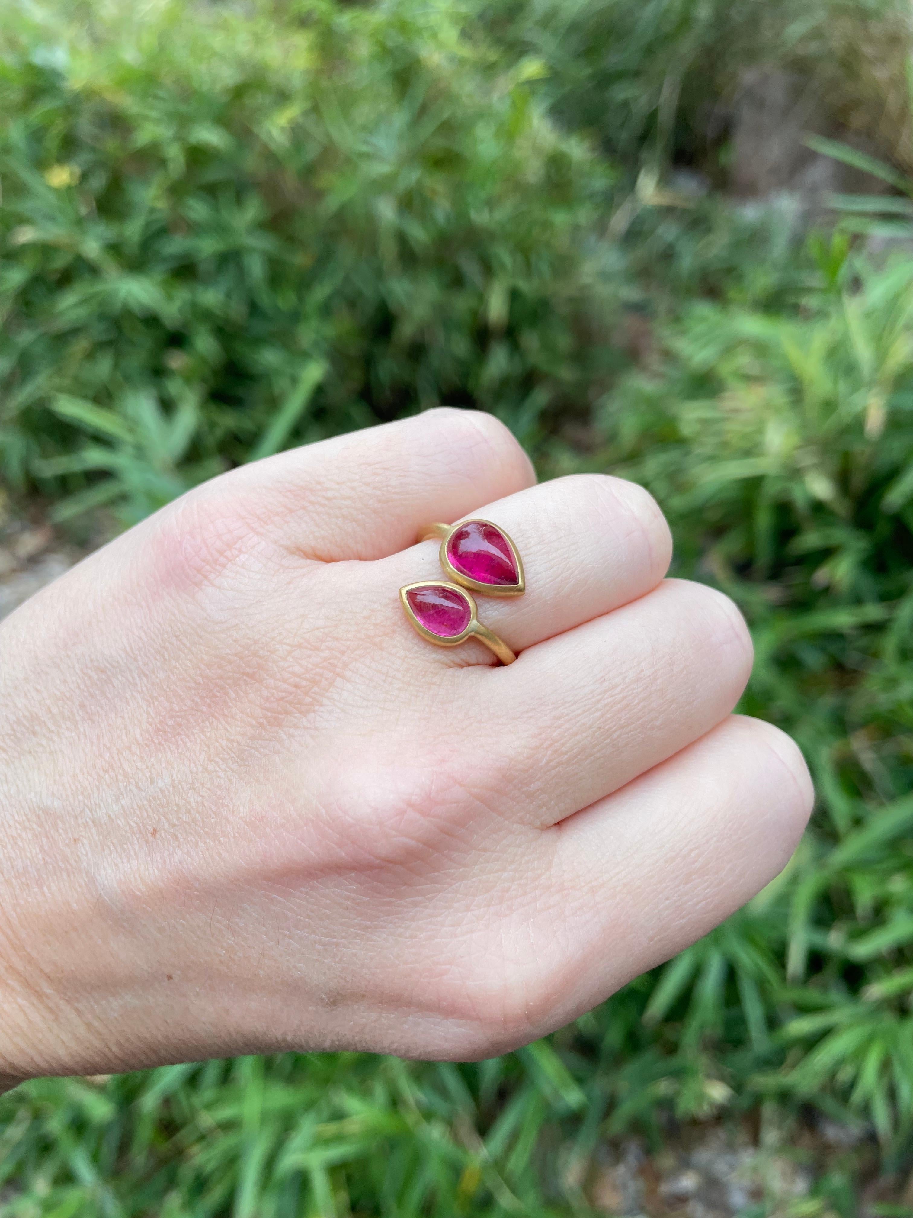 Scrives 3.93 carats Rubellites Cabochon toi & moi in 22 Karat Gold Handmade Ring For Sale 8