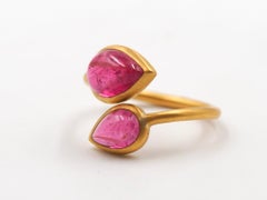 Scrives 3,93 Karat Rubellit Cabochon toi & moi aus 22 Karat Gold Handgefertigter Ring mit Schnörkeln