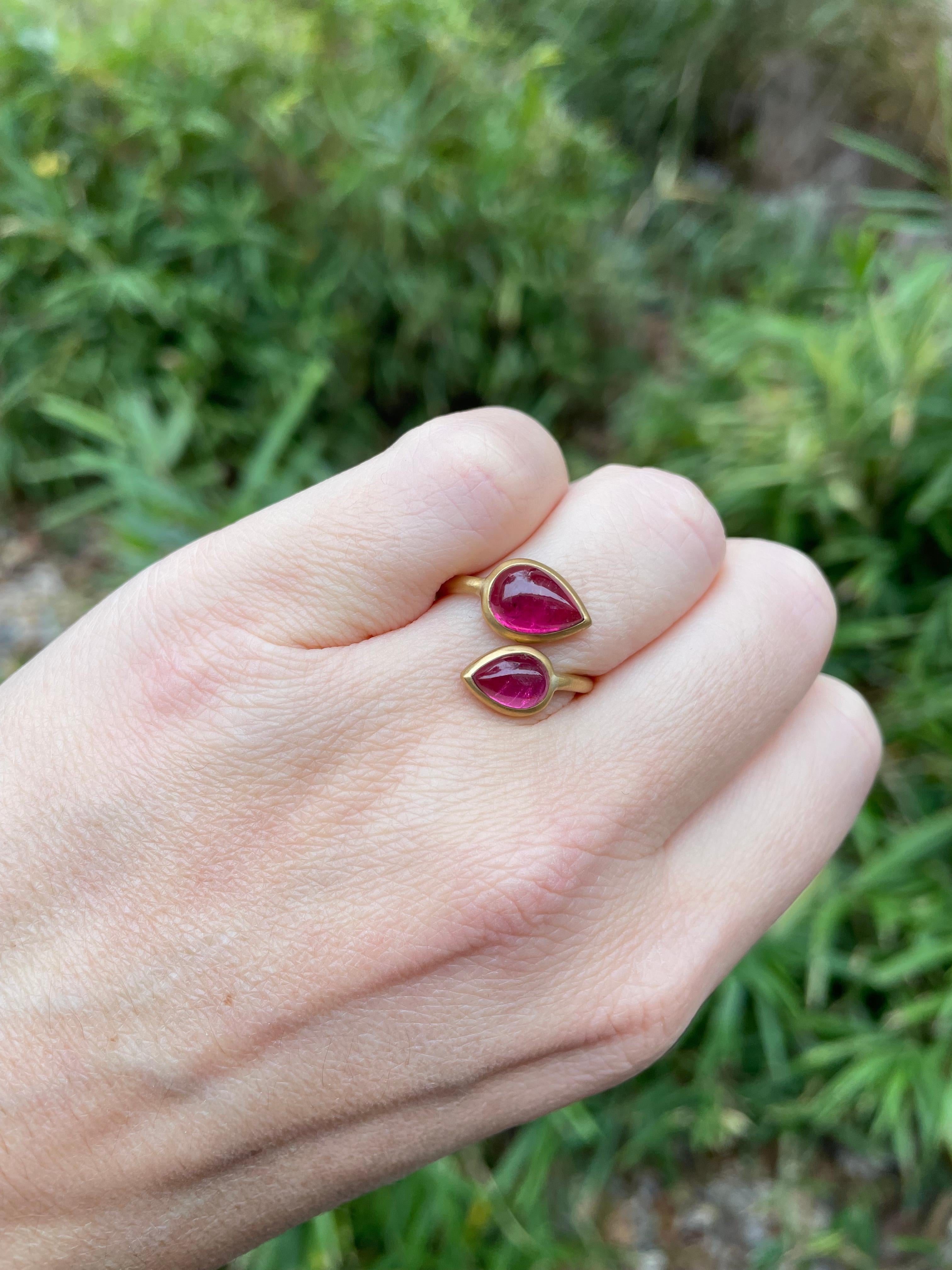 Scrives 3.93 carats Rubellites Cabochon toi & moi in 22 Karat Gold Handmade Ring In New Condition For Sale In Paris, Paris