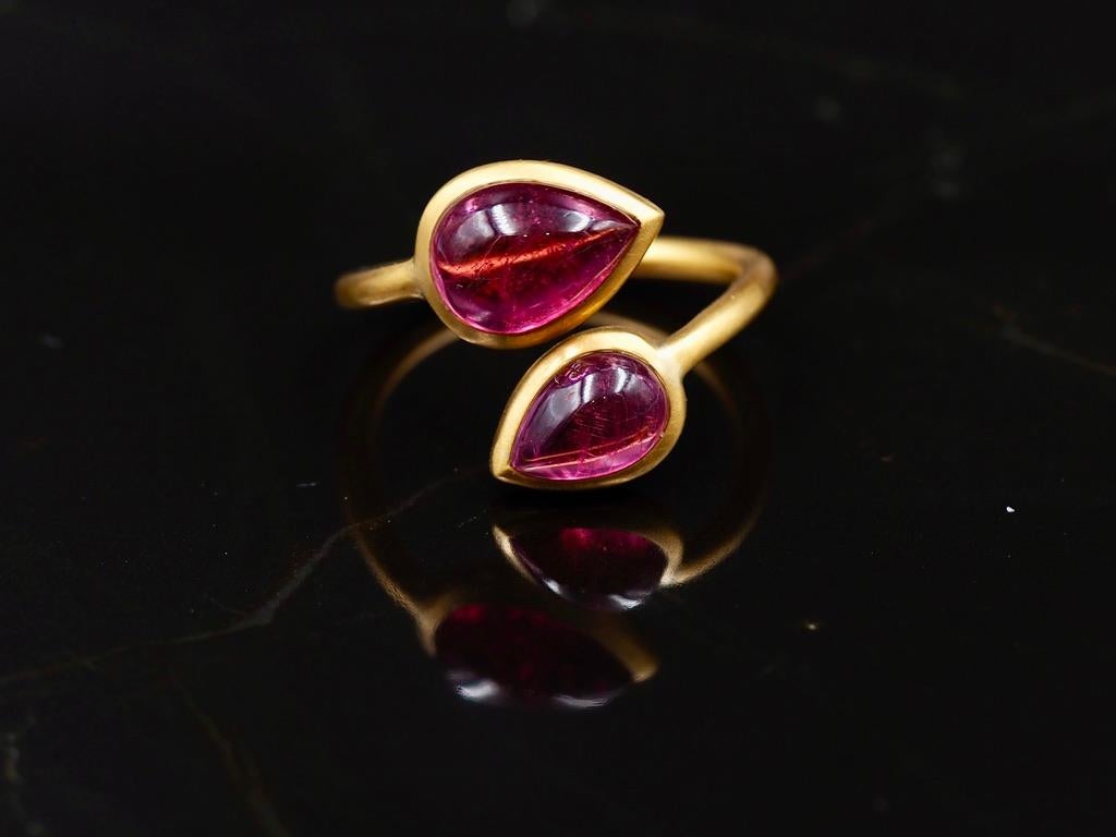 Women's or Men's Scrives 3.93 carats Rubellites Cabochon toi & moi in 22 Karat Gold Handmade Ring For Sale