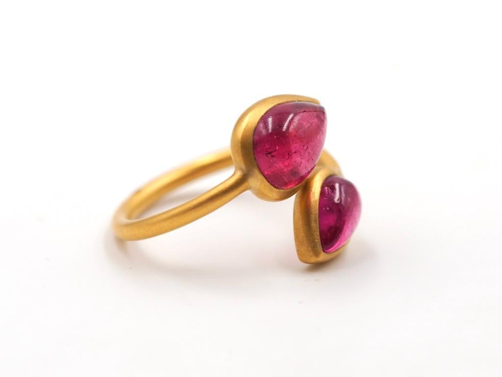 Scrives 3.93 carats Rubellites Cabochon toi & moi in 22 Karat Gold Handmade Ring For Sale 1
