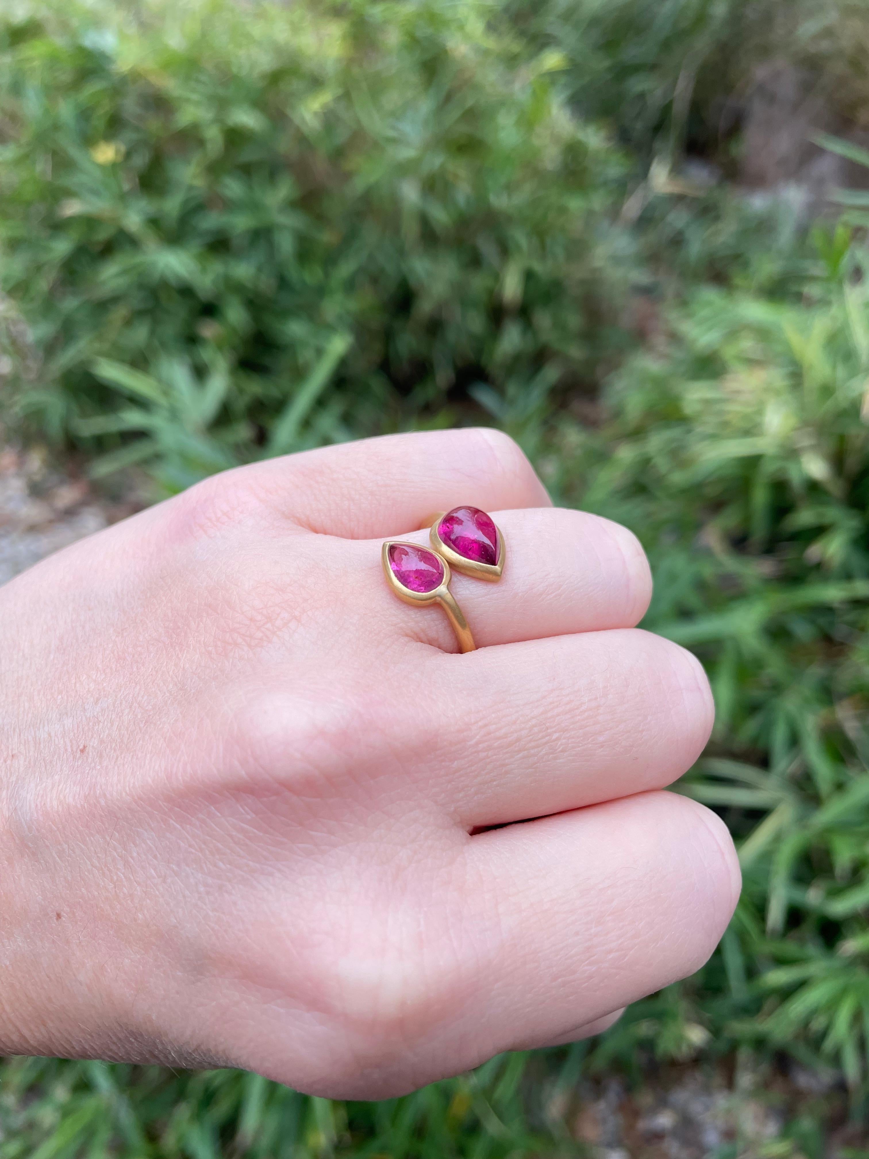 Scrives 3.93 carats Rubellites Cabochon toi & moi in 22 Karat Gold Handmade Ring For Sale 2