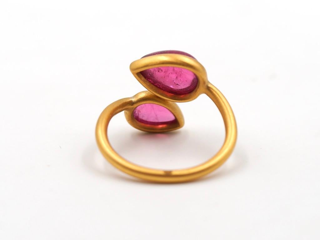 Scrives 3.93 carats Rubellites Cabochon toi & moi in 22 Karat Gold Handmade Ring For Sale 3