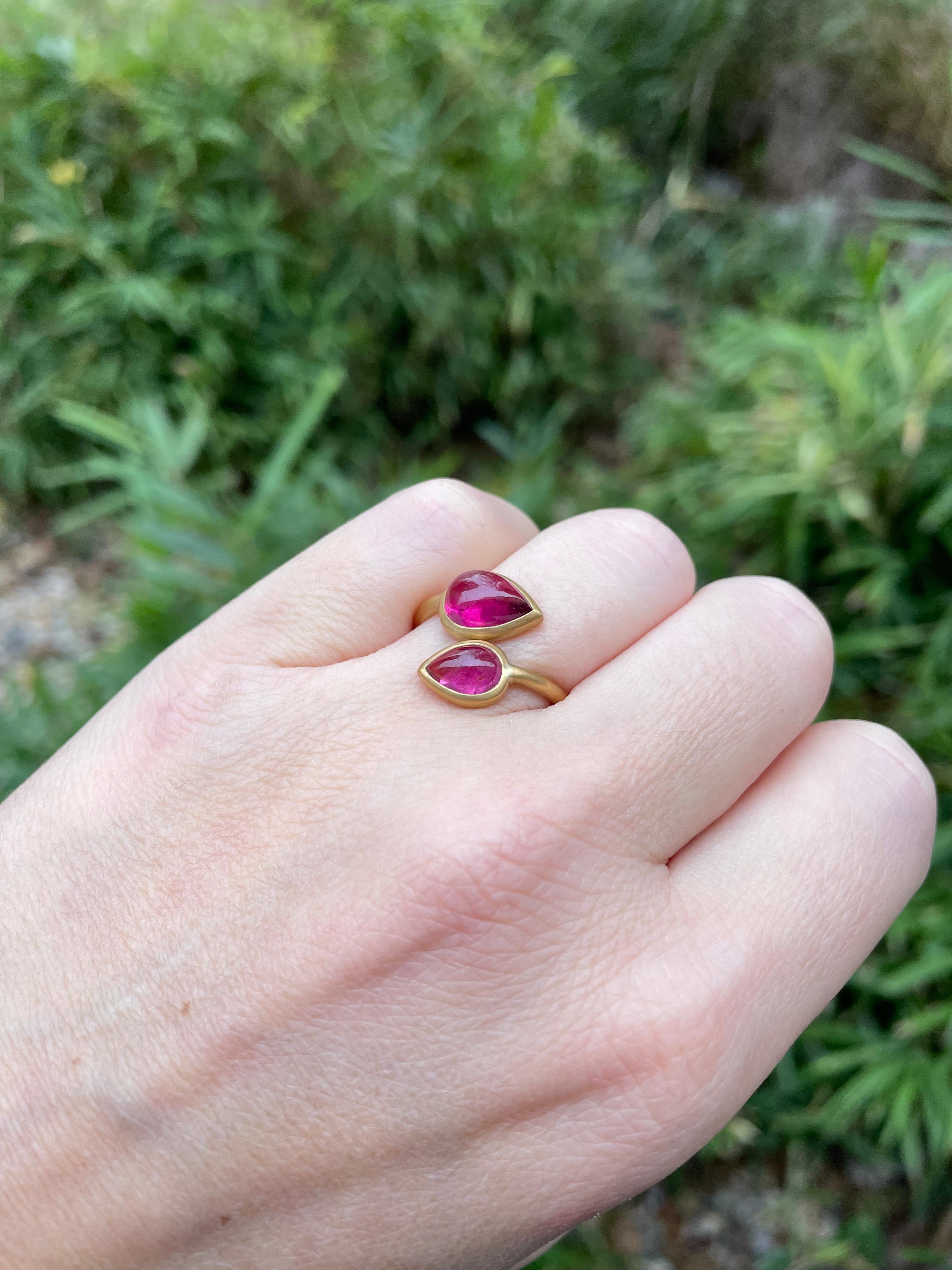 Scrives 3.93 carats Rubellites Cabochon toi & moi in 22 Karat Gold Handmade Ring For Sale 4