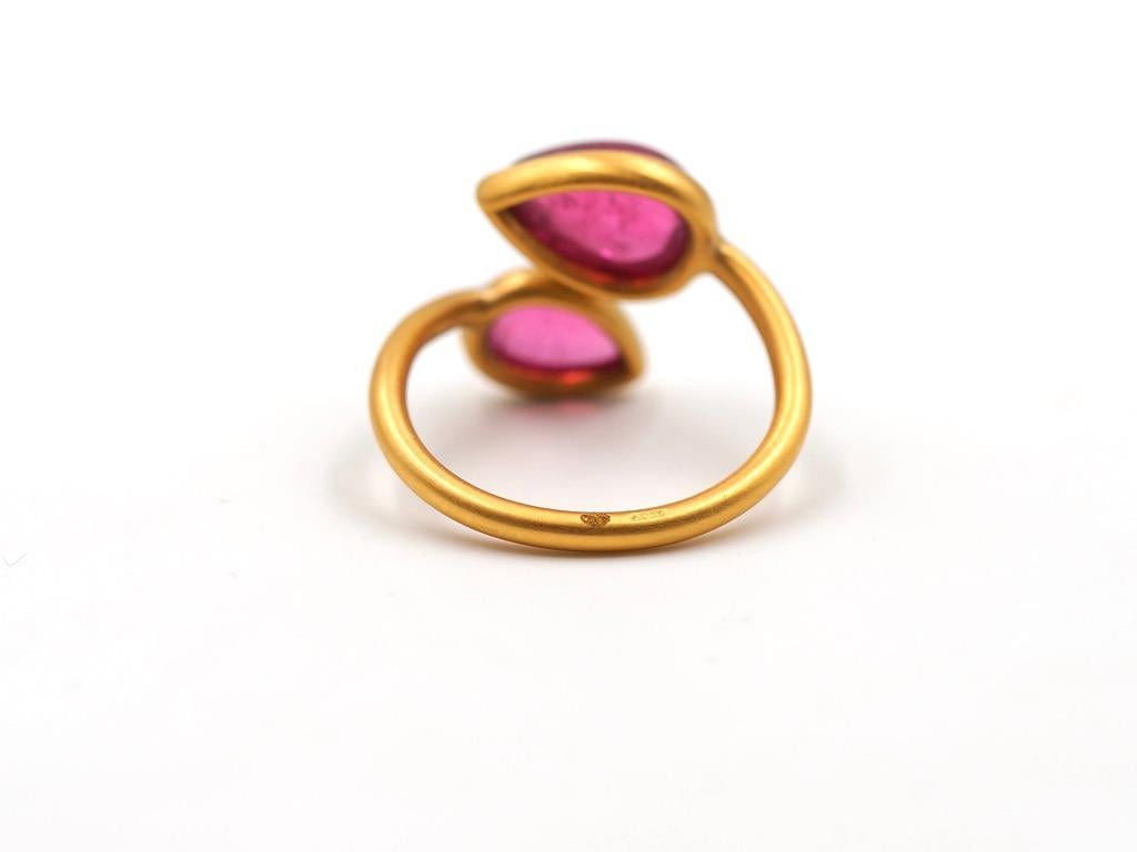 Scrives 3.93 carats Rubellites Cabochon toi & moi in 22 Karat Gold Handmade Ring For Sale 5
