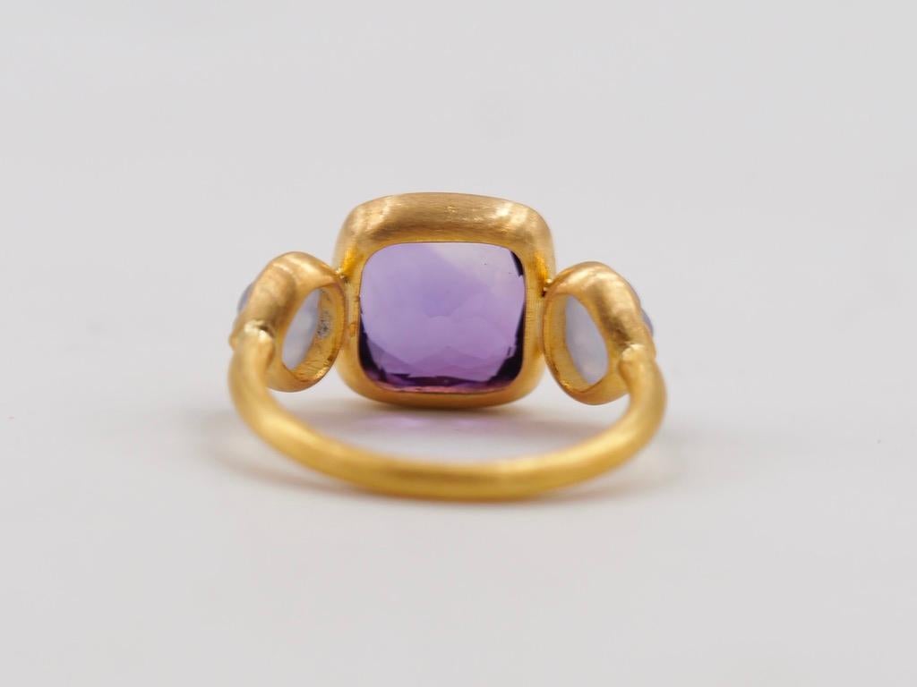 Scrives 4.48 Ct Amethyst Cushion Blue Chalcedony Shell 22 Kt Gold Cocktail Ring For Sale 3