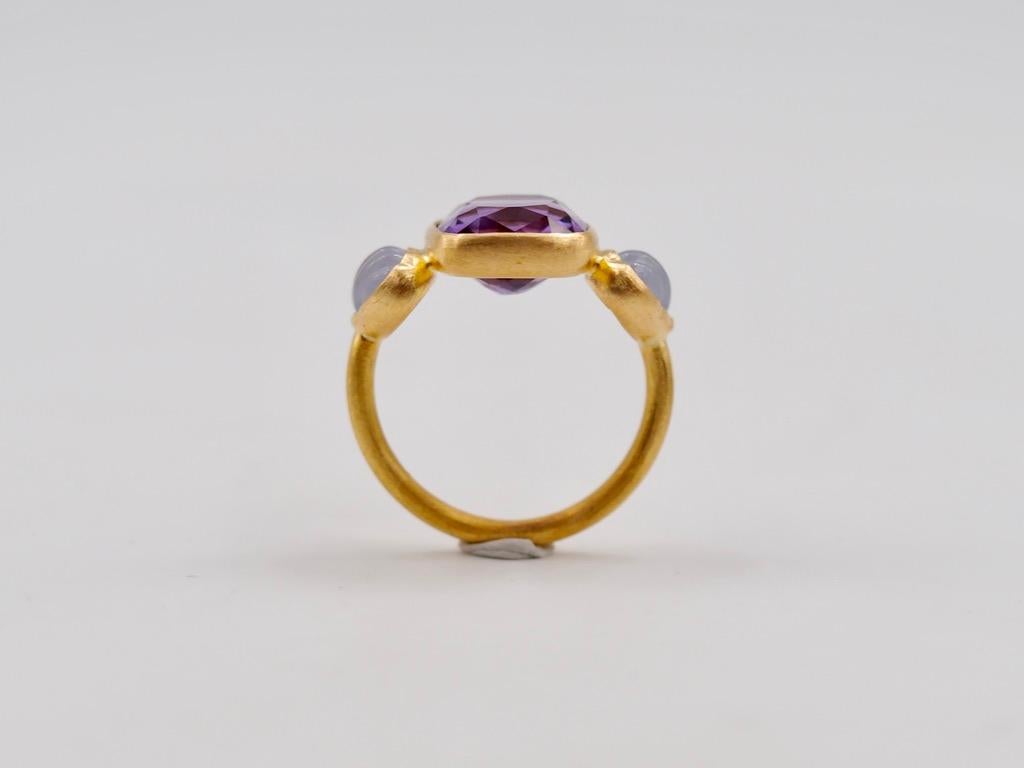 Cushion Cut Scrives 4.48 Ct Amethyst Cushion Blue Chalcedony Shell 22 Kt Gold Cocktail Ring For Sale