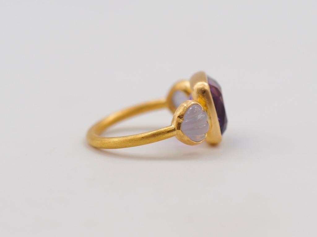 Scrives 4.48 Ct Amethyst Cushion Blue Chalcedony Shell 22 Kt Gold Cocktail Ring For Sale 1