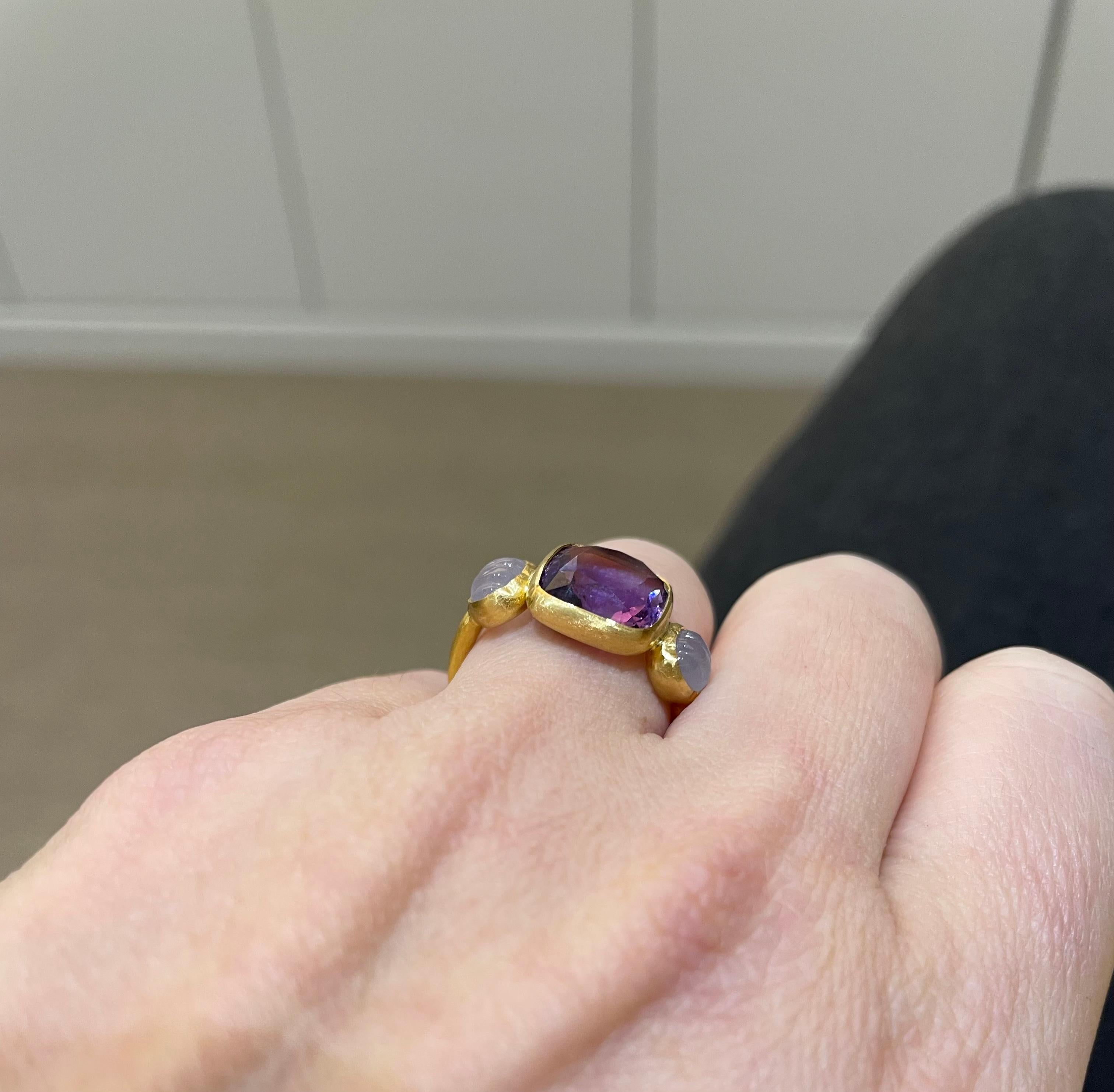 Scrives 4.48 Ct Amethyst Cushion Blue Chalcedony Shell 22 Kt Gold Cocktail Ring For Sale 2