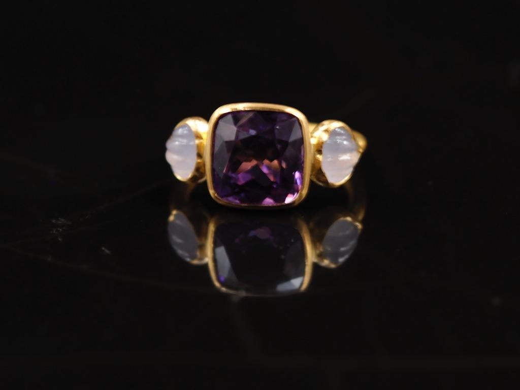 Dieser zarte Ring besteht aus einem facettierten Citrin von 4,48 ct, umgeben von 2 blauen Chalzedonen, die als Muscheln geschnitzt sind (Gesamtgewicht: 1,35cts). Die Steine weisen natürliche und typische Einschlüsse auf. 

Dieser einzigartige Ring