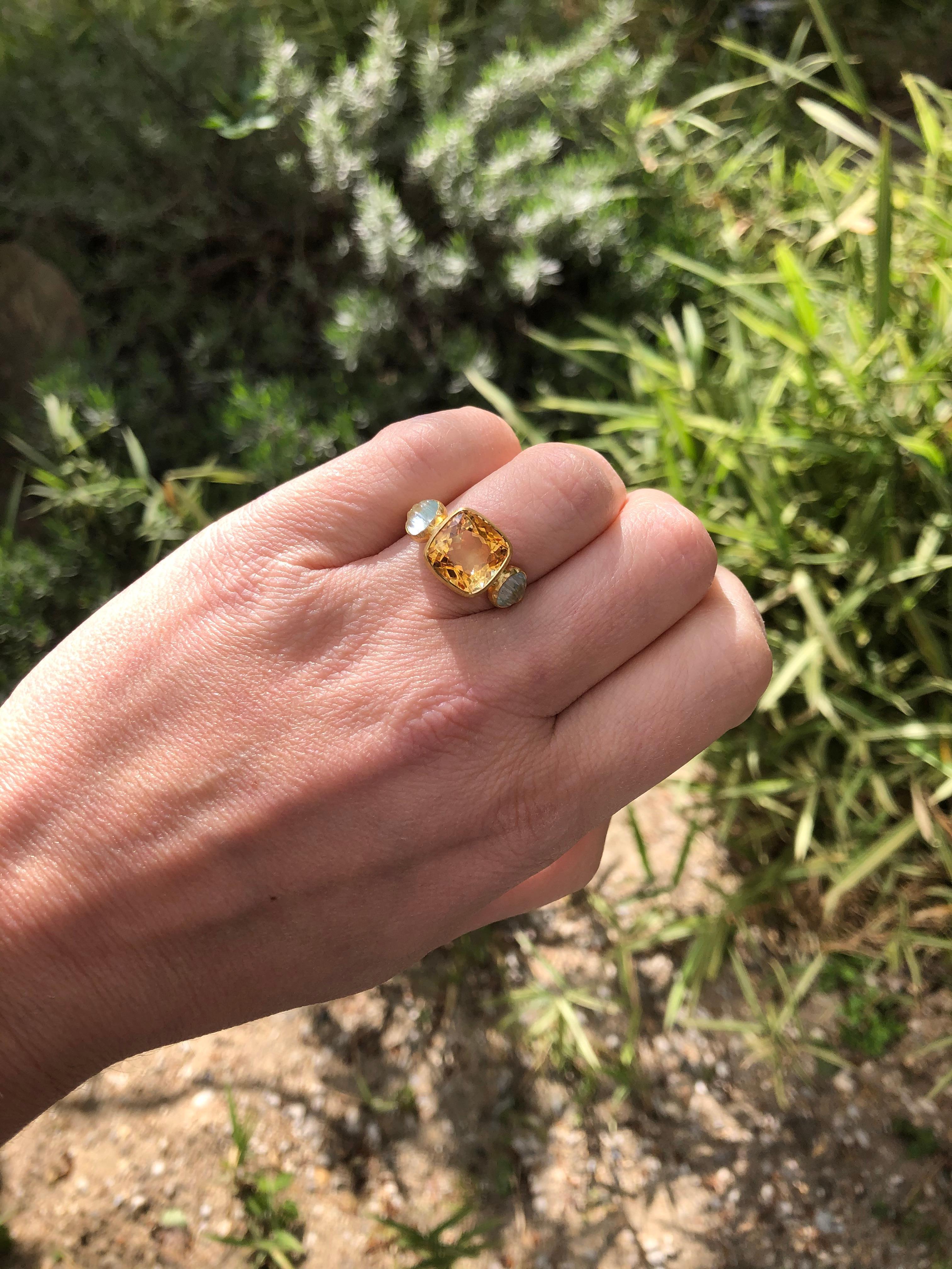 Scrives 4.53 Carat Citrine Cushion Aquamarine Shell 22 Karat Gold Handmade Ring In New Condition For Sale In Paris, Paris