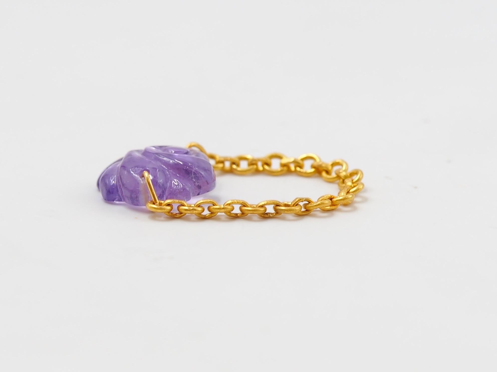 Women's or Men's Scrives 5 Carat Amethyst Carved 22 Karat Gold Chain Ring For Sale