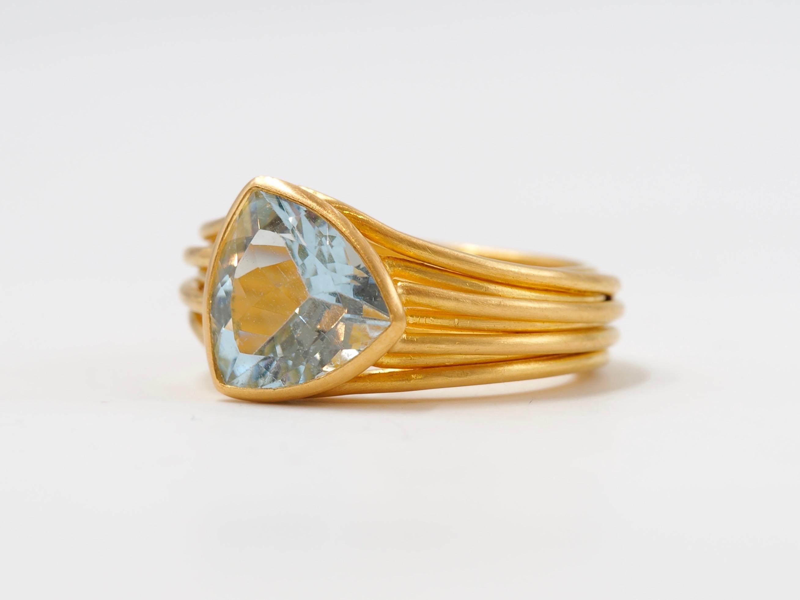 Scrives 5.2 Carat Aquamarine Trillion 22 Karat Gold Handmade Cocktail Ring For Sale 4