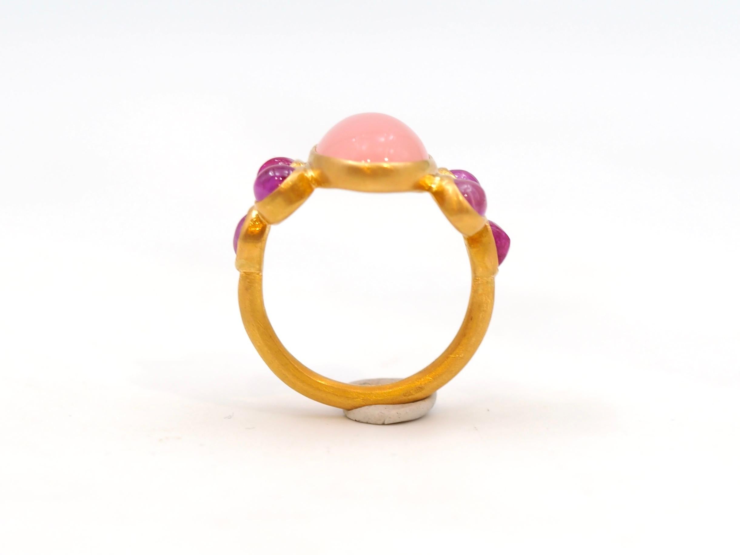 Scrives 5.25 Ct Peach Chalcedony 3.06 Ct Pink sapphire Cabochon 22 Kt Gold Ring For Sale 5