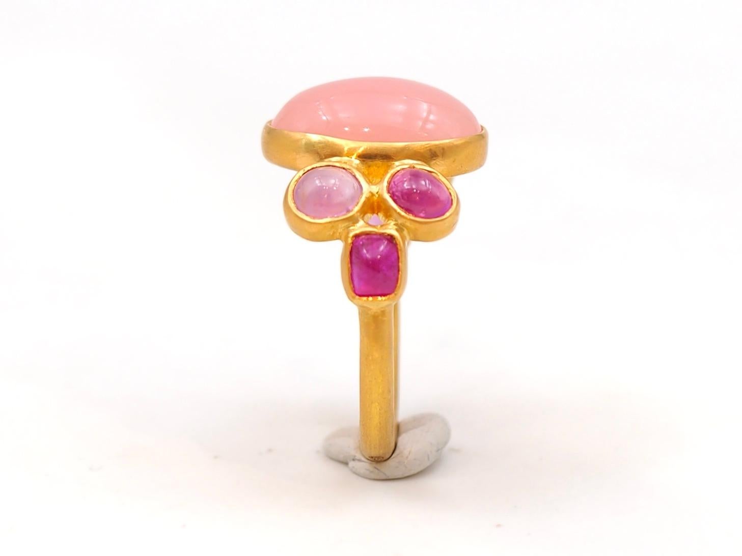 Scrives 5.25 Ct Peach Chalcedony 3.06 Ct Pink sapphire Cabochon 22 Kt Gold Ring For Sale 7