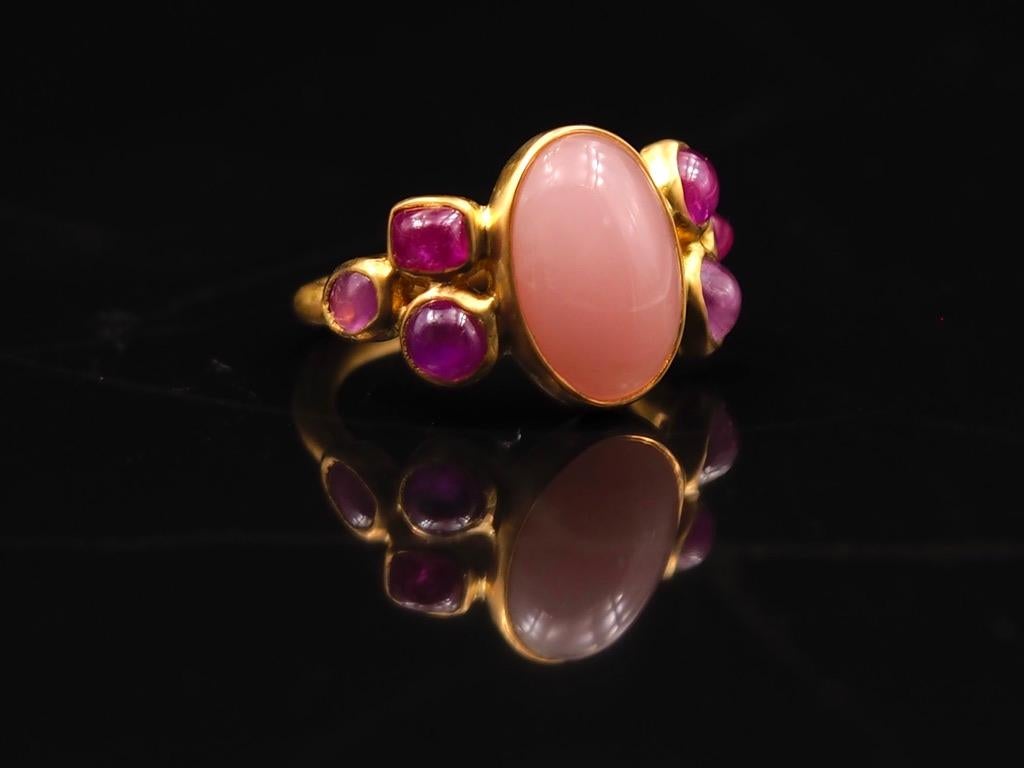 Scrives 5.25 Ct Peach Chalcedony 3.06 Ct Pink sapphire Cabochon 22 Kt Gold Ring For Sale 8