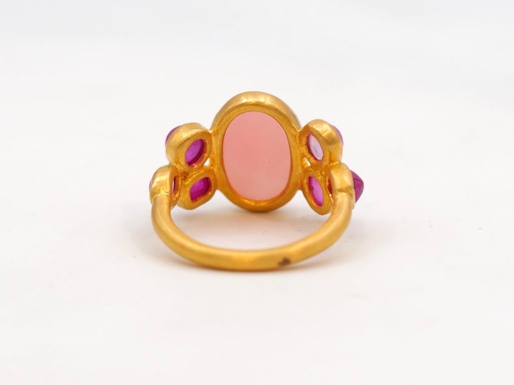 Scrives 5.25 Ct Peach Chalcedony 3.06 Ct Pink sapphire Cabochon 22 Kt Gold Ring For Sale 9