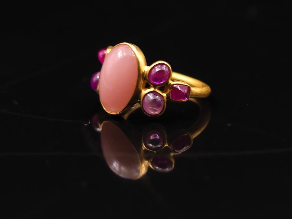 Scrives 5.25 Ct Peach Chalcedony 3.06 Ct Pink sapphire Cabochon 22 Kt Gold Ring For Sale 10